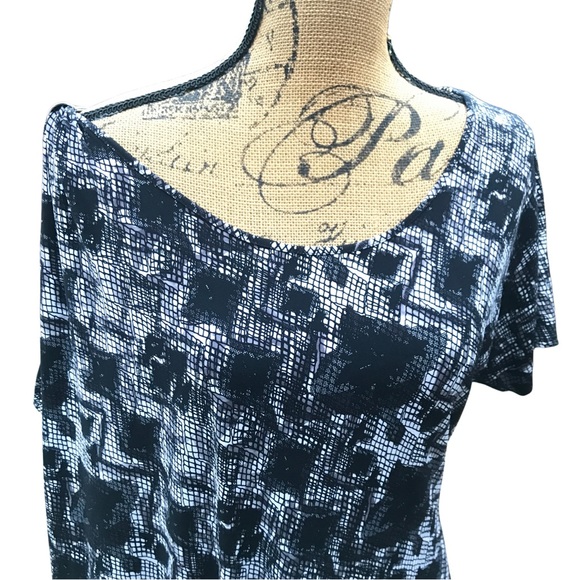 Kenneth Cole Reaction Black White Short Sleeve Slanted Hemline Blouse Sz L - Picture 3 of 10